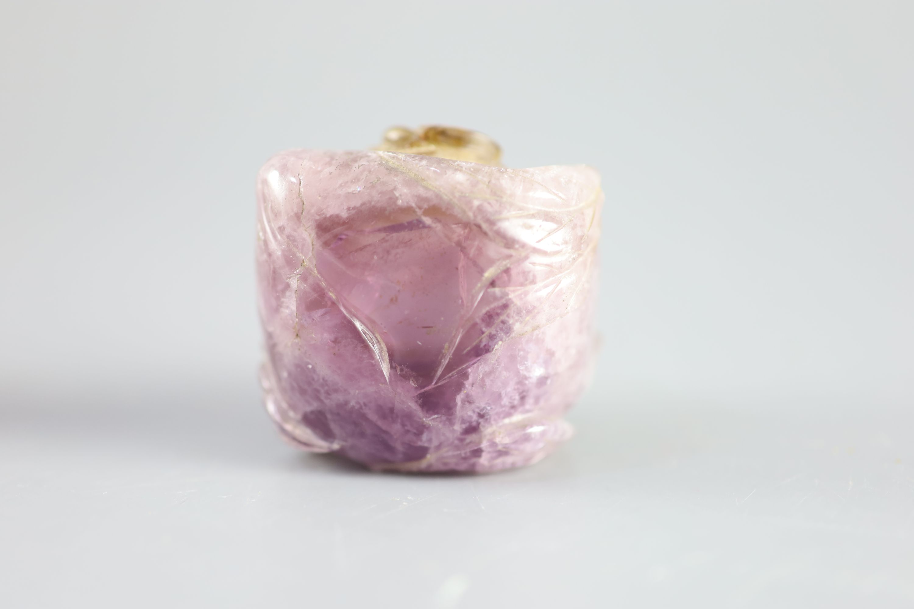 A Chinese amethyst rose quartz carving of a dog of Fo and a scent bottle and stopper, height 6.35cm and 5.1cm. (a.f.)